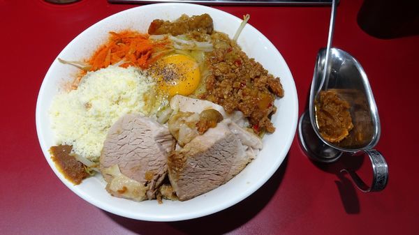 「小汁なし麺（900円）＋粉チーズ（100円）＋カレーペースト」@立川マシマシ 国分寺店の写真