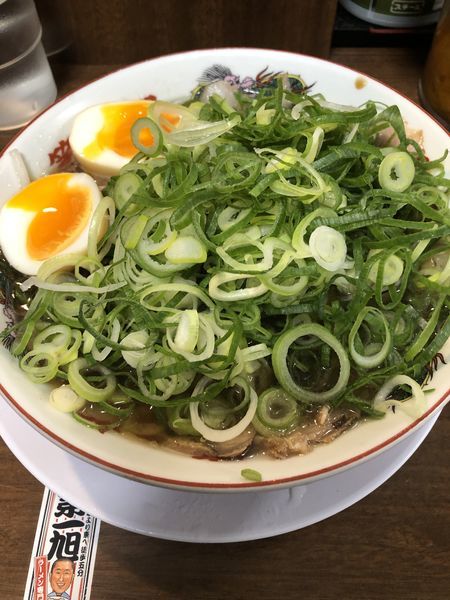 「チャーシュー麺＋ネギ＋玉子＋ライス小」@本家 第一旭 新宿店の写真