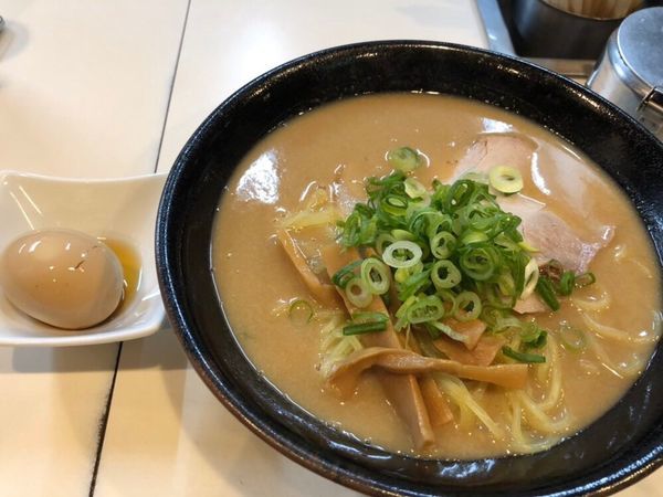 「天下一品ラーメン+煮卵 900円」@天下一品 中央通り店の写真