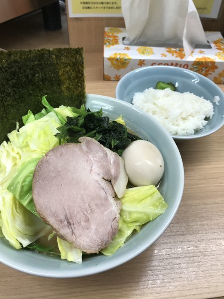 「味玉ラーメン+キャベツ」@横浜ラーメン 武蔵家 日吉店の写真