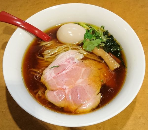 「醤油らーめん＋味玉」@麺屋 紅の写真