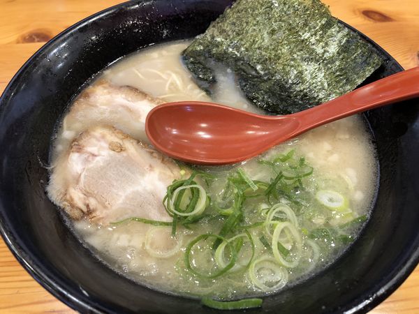 「博多ラーメン　￥５８０」@博多ラーメン 本丸亭 飛島店の写真