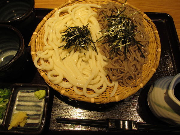 「合盛ざる（うどん&蕎麦）+半玉　「830円+無料」」@自家製麺 杵屋 新越谷ヴァリエ店の写真