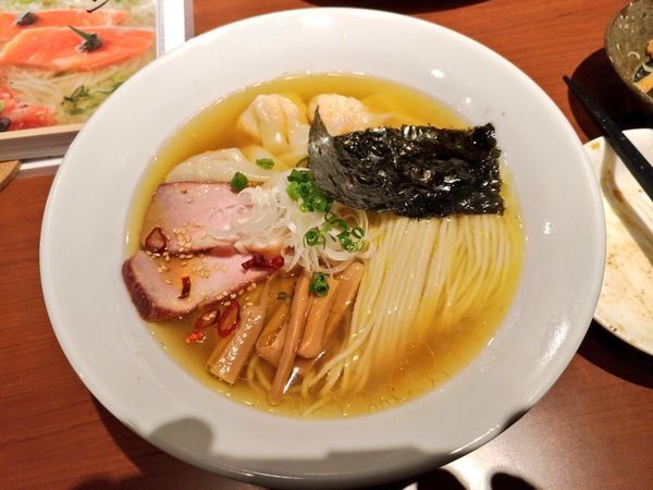 「特製わんたんめん（塩）」@支那そば かでかるの写真