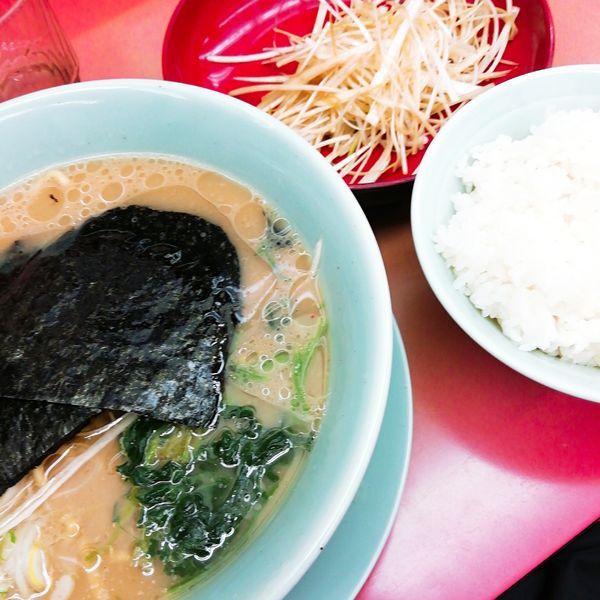 「醤油ラーメン＋白髪ネギ（乞食）」@ラーメン山岡家 上尾店の写真