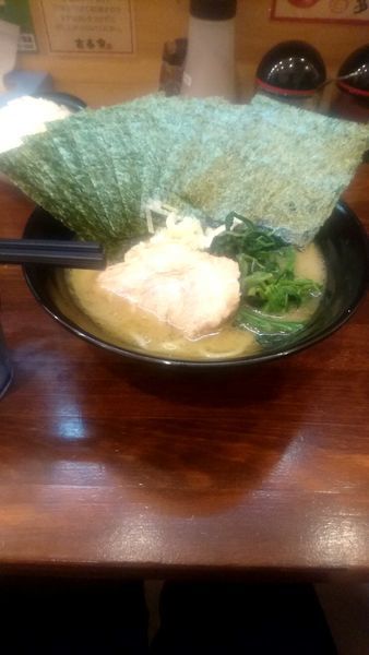 「醤油ラーメン かため 海苔 サービスライス」@濃厚豚骨らーめん 吉春家の写真
