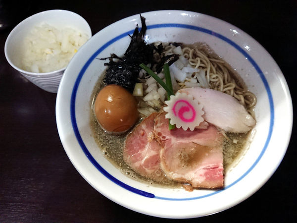 「煮干しそば＋玉ねぎ」@中華そば いづるの写真