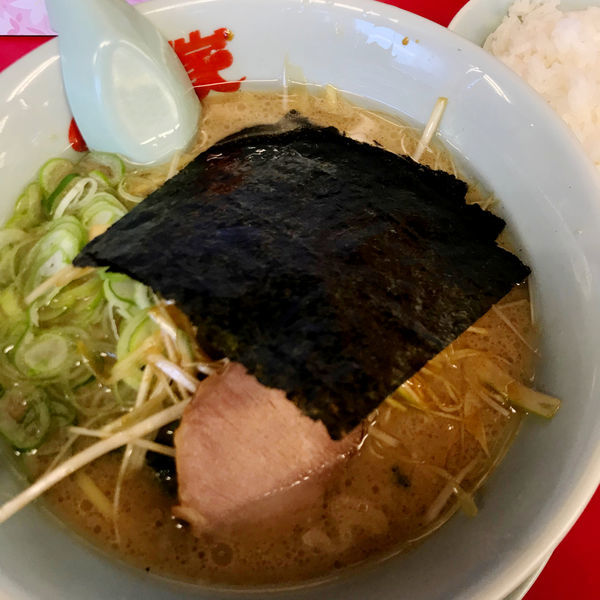 「醤油ラーメン　650円　味付けネギ　0円　小ライス　120円」@ラーメン山岡家 大泉店の写真