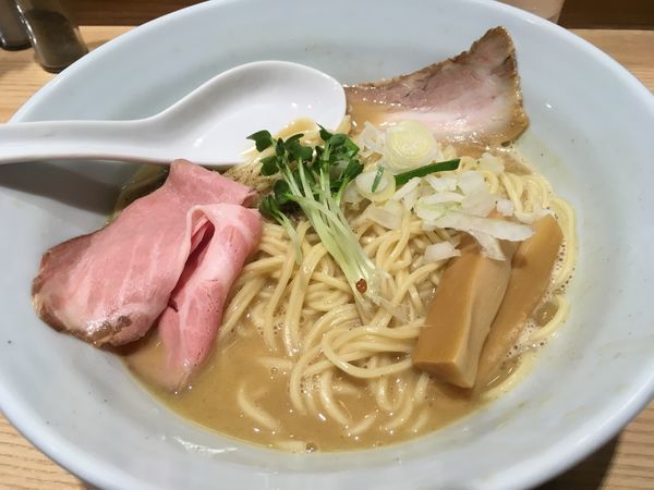 「煮干濃厚白湯らーめん」@麺場 二寅 秋津本店の写真