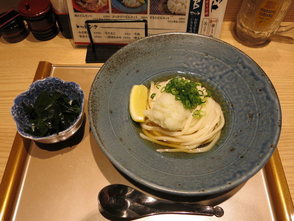 「ぶっかけうどん＋三陸産わかめ：572円」@うどん酒場 七右衛門 エスパル仙台店の写真