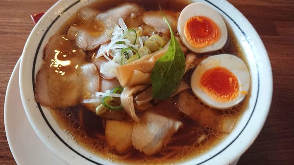 「【期間限定】炭火焼チャーシューらーめん＋味玉サービス９５０円」@中華蕎麦 日暈の写真