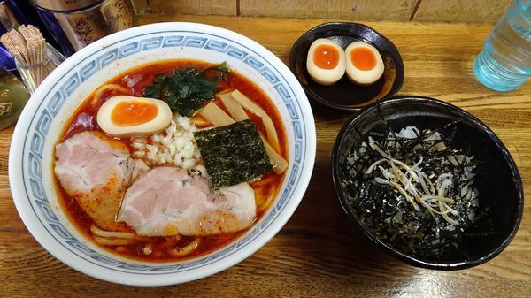 「辛いラーメン 並（700円）＋半熟味玉（100円）＋のりめし」@一陽来福の写真