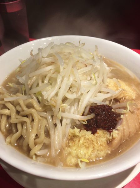 「ラーメン ７５０円 麺半分ショウガニンニク辛玉」@用心棒の写真