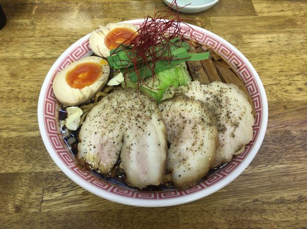 「【限定】丸めブラック＋クーポン2品(味玉,チャーシュー1枚)＋ニ」@中華蕎麦 丸め 東久留米店の写真