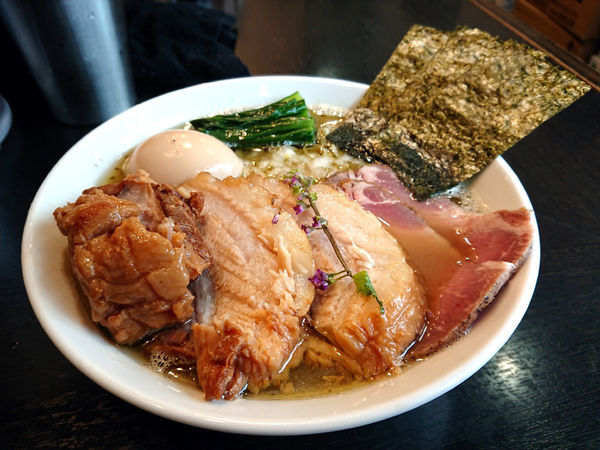 「特製塩煮干しそば＋厚切り豚」@陽はまたのぼるの写真