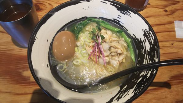 「春麺 浅利と牡蛎エキスの塩そば（柚子風味）+味玉 980円」@麺場 浜虎 横浜店の写真