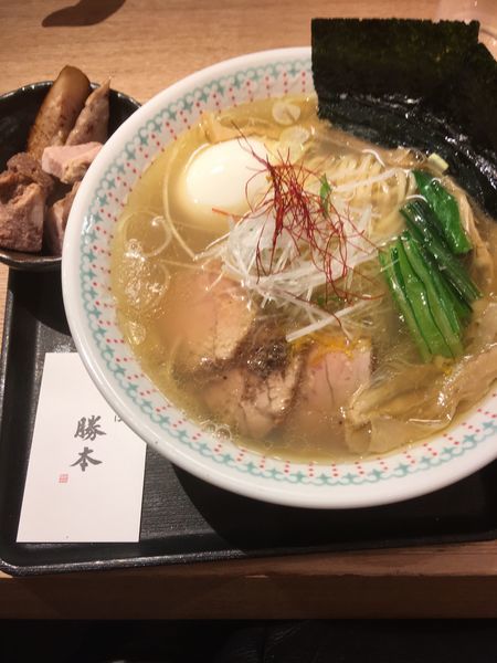 「味玉塩そば＋切り落としチャーシュー」@中華そば 勝本の写真