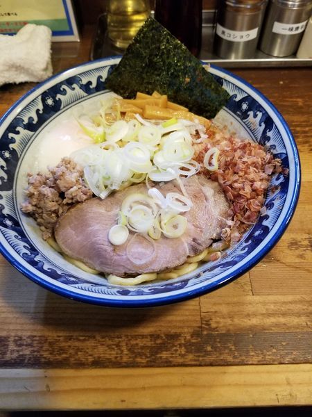 「温玉　油そは」@兎に角 松戸店の写真