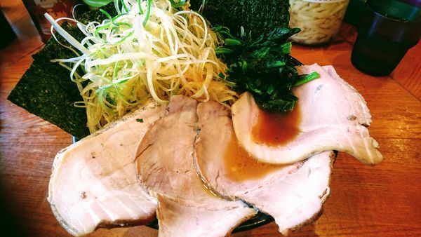 「チャーシューメン(味濃いめ・麺硬め)+万能ねぎメガ盛」@末廣家の写真