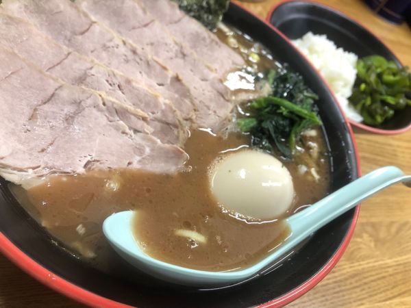 「チャーシューメン大+味玉」@麺家 紫極の写真
