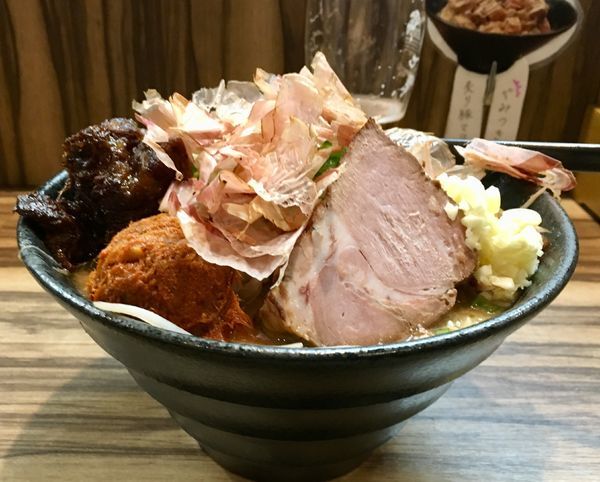 「(見た目)二郎風ふくわらいjunkにんにくにくだま」@麺や ふくわらいの写真