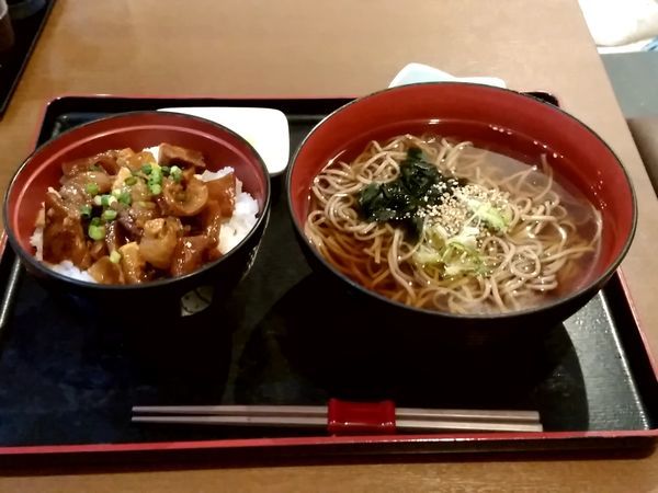 「本日のランチ(牛すじ煮込み丼とかけそば)850円」@田舎料理しおんの写真