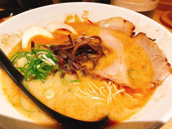 「煮卵黒ラーメン」@らーめん二男坊 博多デイトス店の写真