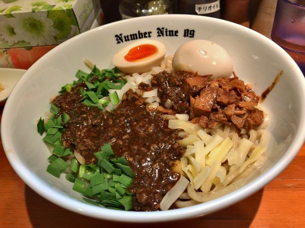 「油そばブラック＋味玉＋ニラ＋ニンニク」@麺Dining Number Nine 09の写真