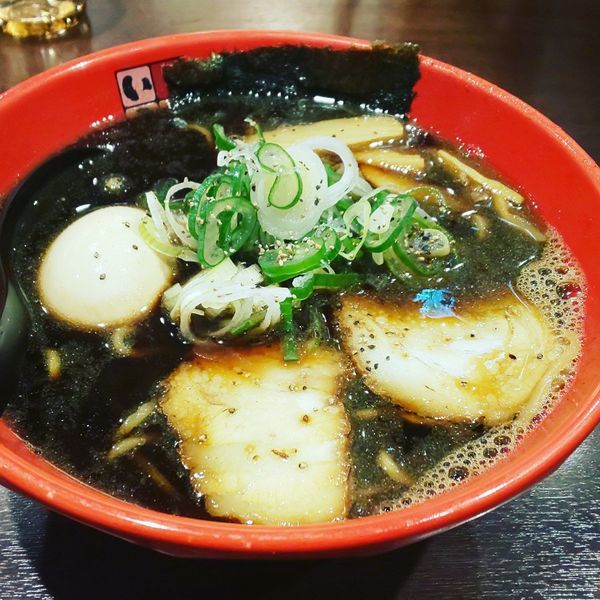 「富山ブラック味玉ラーメン」@豚系 麺家いろは 秋葉原店の写真