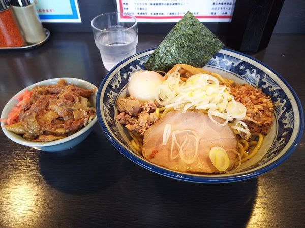 「油そば＋温玉＋牛すじ丼（ミニ）」@油そば 兎に角 南守谷店の写真