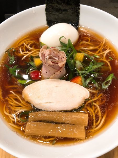 「山特選 醸造生醤油鶏そば ¥880＋味玉 ¥100」@ラーメンクワトロの写真