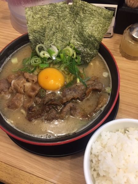 「こってり中華ソバ生卵のせ 830円　サービスライス付き」@スタミナ中華ソバ とみ坂の写真