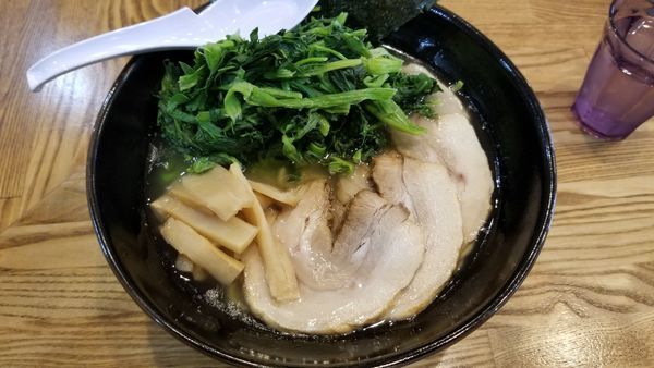 「2号らあめん醤油　大盛　チャーシュー、ほうれん草トッピング」@らあめん 万咲 松本店の写真