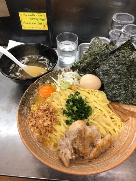 「活〆ホタテまぜそば金目鯛出汁スープ付鶏ももコンフィ付」@覆麺 智の写真