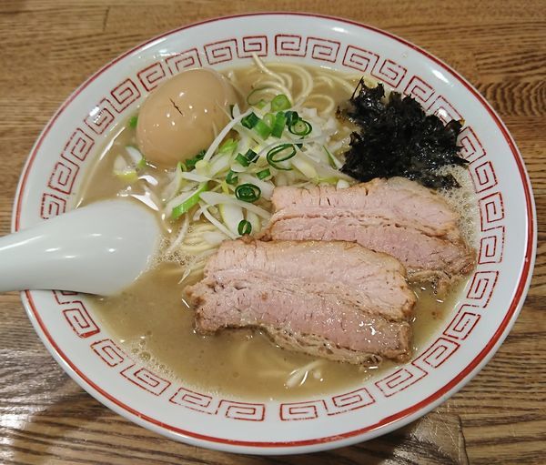 「煮干しそば(白醤油)+味玉(890円)」@煮干中華そば専門 煮干丸の写真