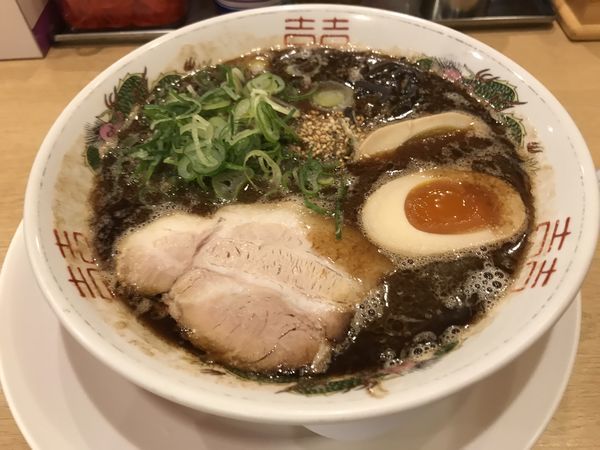 「黒マー油ラーメン＋味玉 810円」@博多長浜ラーメン 翔龍 小田原ぶらり横丁店の写真