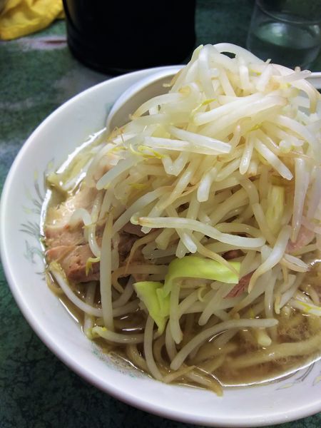 「ラーメン（ヤサイ）￥750」@ラーメン二郎 新宿小滝橋通り店の写真