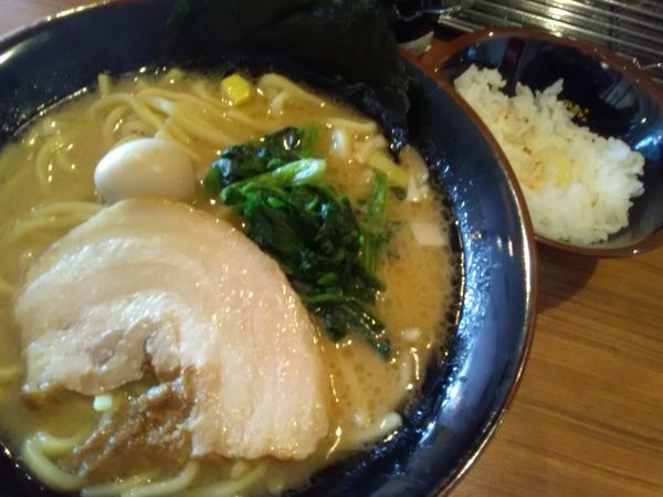 「毎月1日はラーメン500円醤油、麺やわらかめ」@横浜家系ラーメン 横浜道 野田蕃昌店の写真