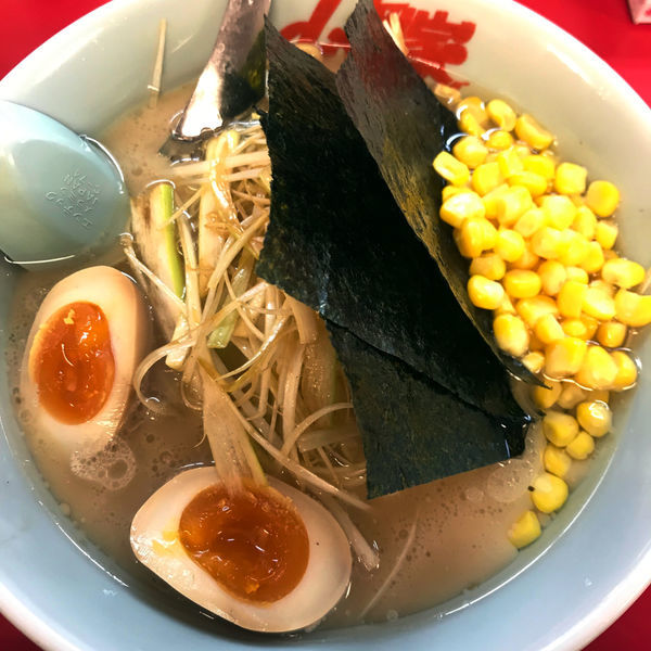 「醤油ネギラーメン　740円　コーン　60円　味玉　0円」@ラーメン山岡家 大泉店の写真