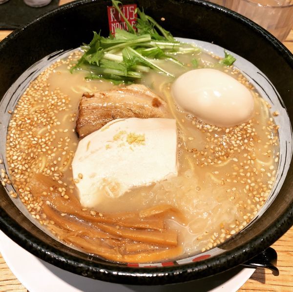 「鶏白湯ラーメン ＋味玉」@RYUS NOODLE BARの写真