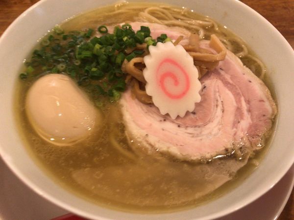 「大和肉鶏と会津地鶏の半熟煮玉子入り中華そば・塩900円」@味六屋の写真