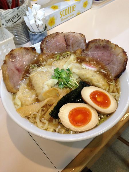 「ワンタンメン 大盛り 味付たまご チャーシュー」@麺処 大木の写真