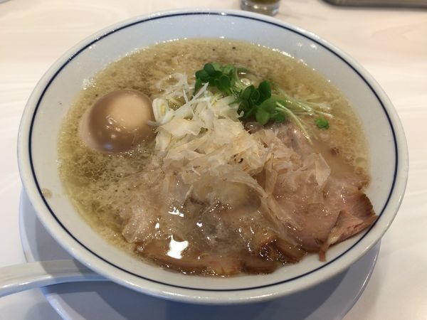 「味玉塩らーめん」@らーめん鱗 茨木店の写真