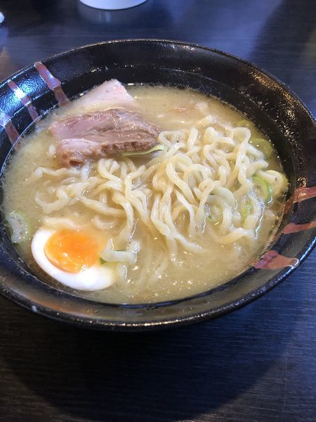 「家系ラーメン、塩豚骨」@三代目らーめん梅丸の写真