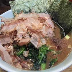 ラーメン(700円)＋花かつお(100円)