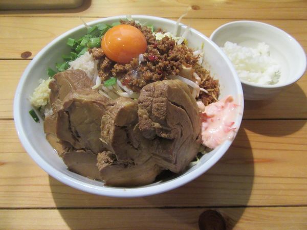 「天地ジャンク　ヤンチャボーイ　大（１１００円）＋追い飯５０円」@活龍まぜそば専門 天地の写真