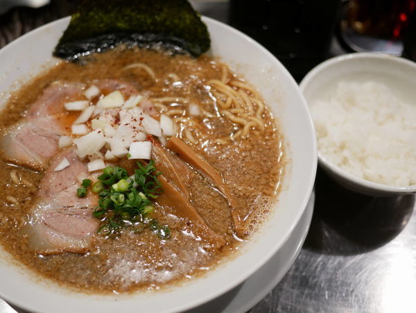 「背脂ジョニー＋小ライス」@麺屋 愛心 TOKYO 町屋店の写真