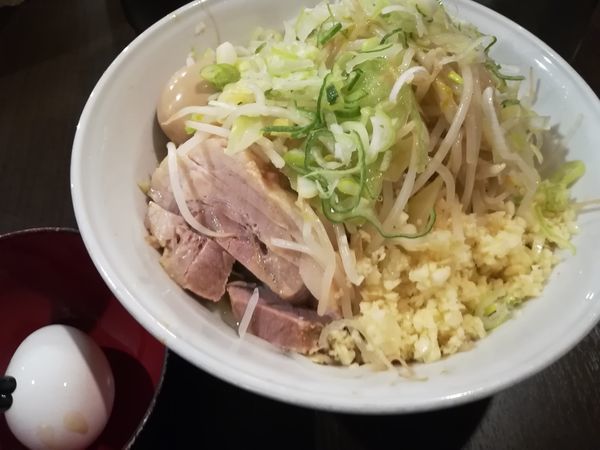 「油そばブシ900煮卵100野菜ニンニクアブラネギマシマシ」@ちばから 渋谷道玄坂店の写真