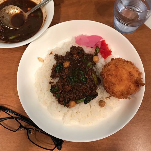 「小松菜とひよこ豆のひき肉カリー（カニクリームコロッケ付）」@ジンコックの写真