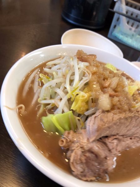 「ラーメン(麺半分）アブラ、ニンニク少し、生卵」@ラーメンどでん 大宮店の写真